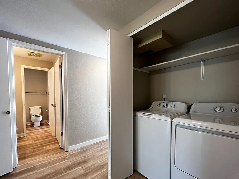 Lawn Courte Apartments at 2802 N. Narrows Drive, Tacoma, WA 98407 — Photo 11