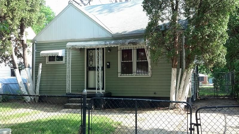 2nd image of 113 W Austin Ave