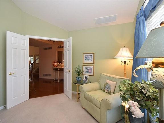 5th image of 373 Clearbrook Dr