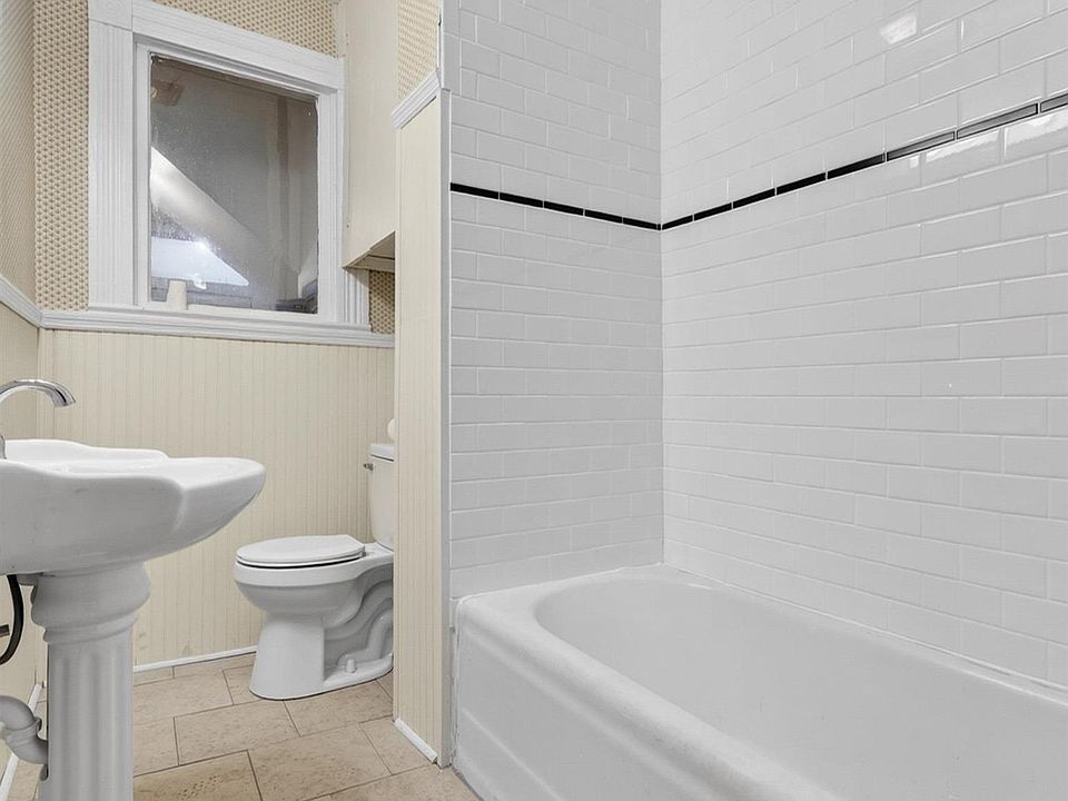 40th image of 214 South St E