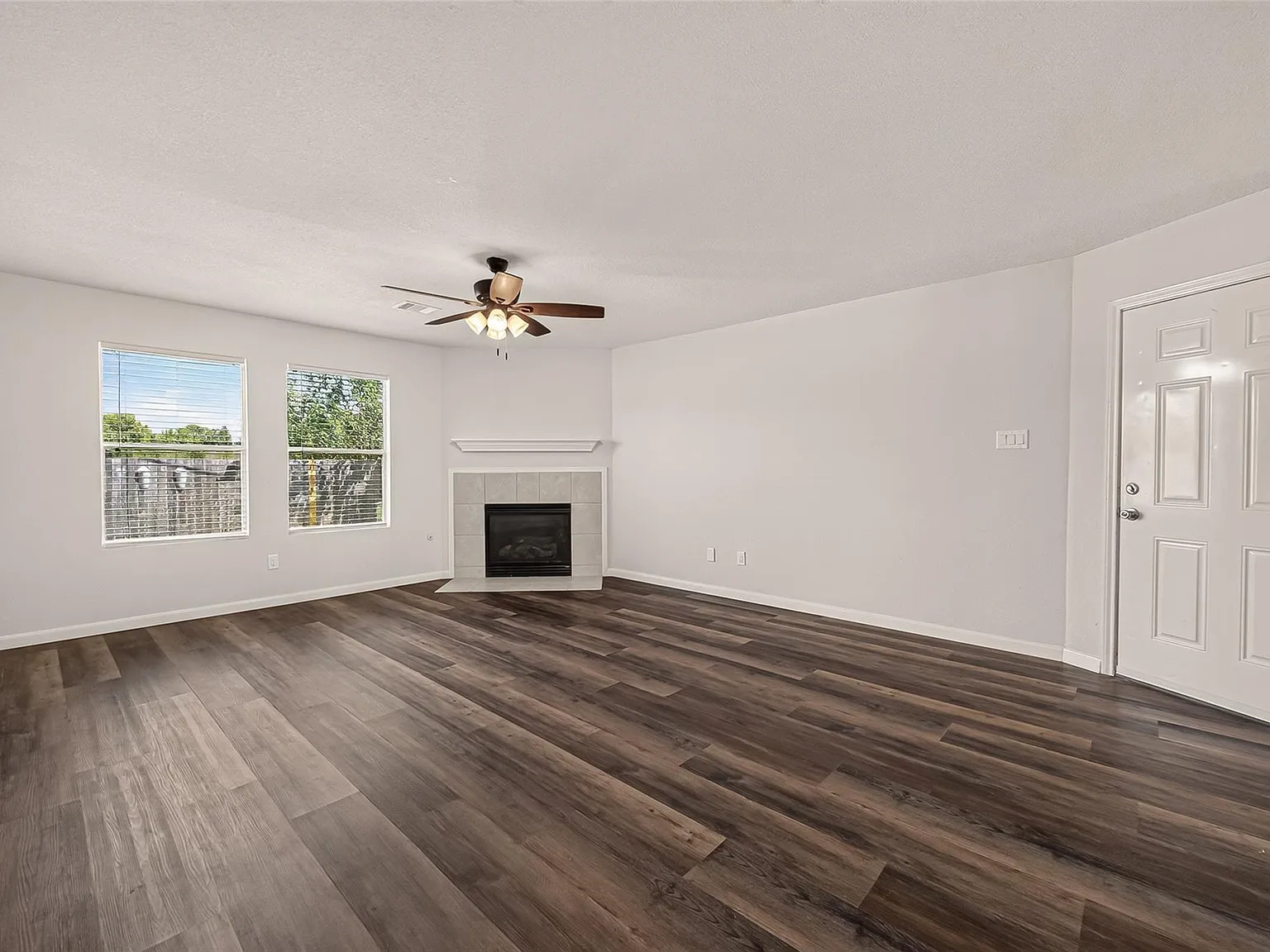 4 bed, 2.5 bath, 2139 sqft, $2,150 — Photo 3
