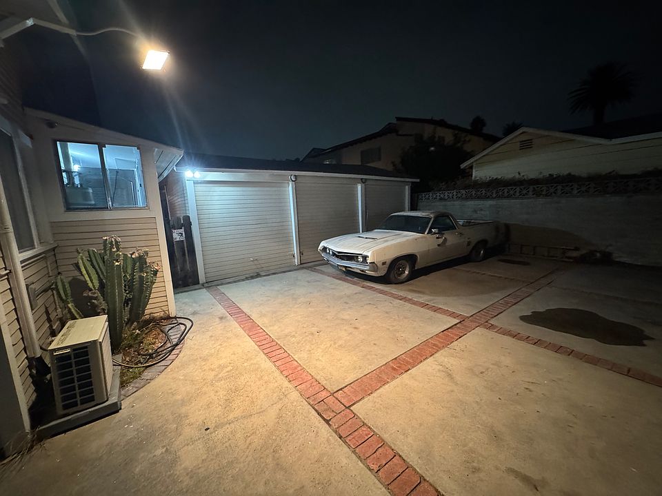 Lots of parking in the backyard +3 car garage