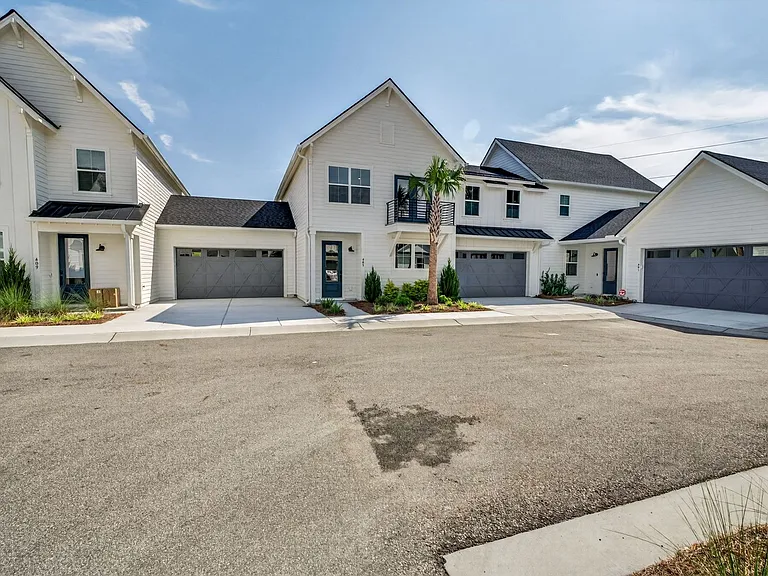 405 Oak Hammock Ct — Photo 2