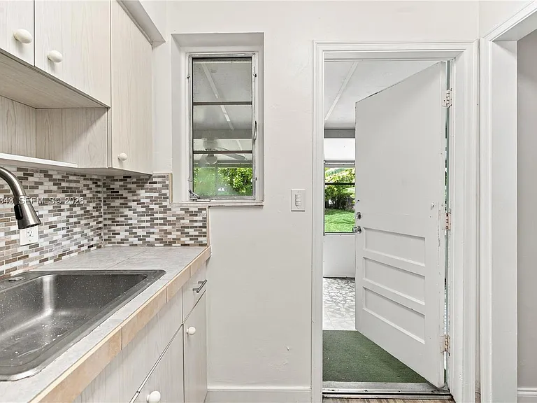 2920 SW 38th Ct — Photo 4