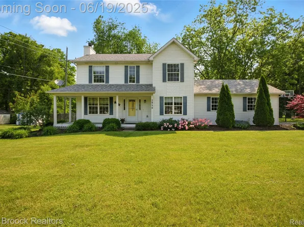 7950 Sandmar Ln, Davisburg, MI 48350