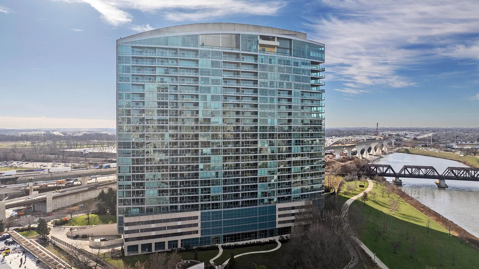 1 Miranova Pl APT 615 photo 1