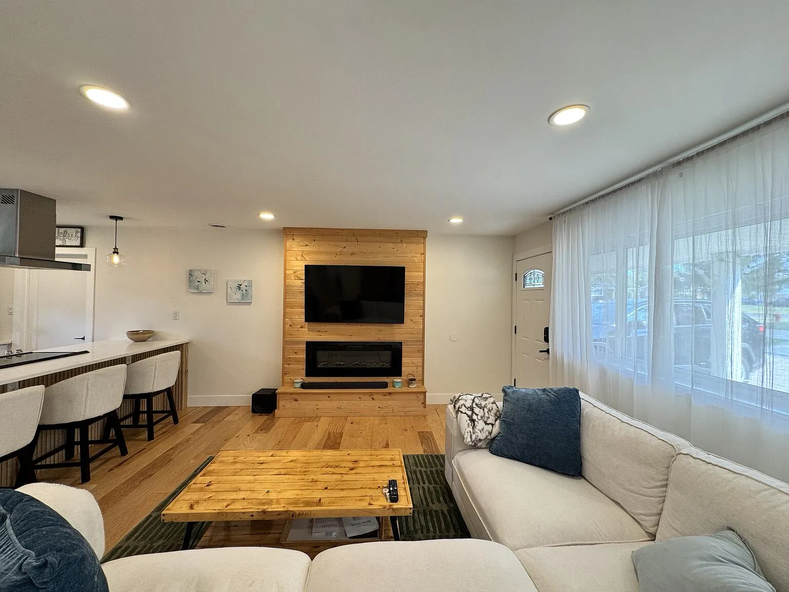 3 bed, 2.0 bath, 1330 sqft, $2,600 — Photo 3