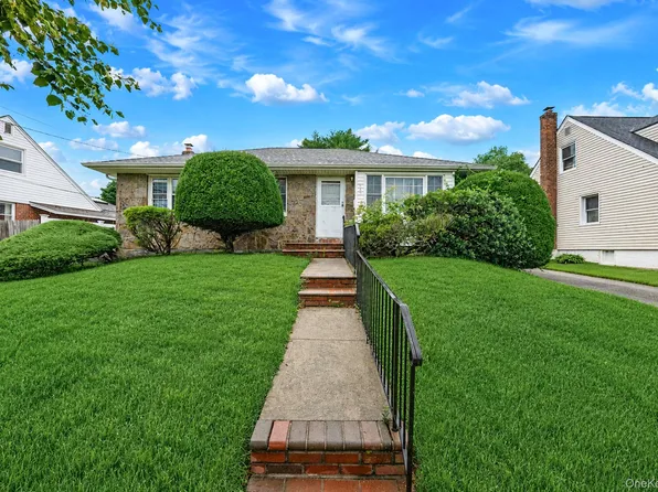 107 W Walnut Street, Farmingdale, NY 11735