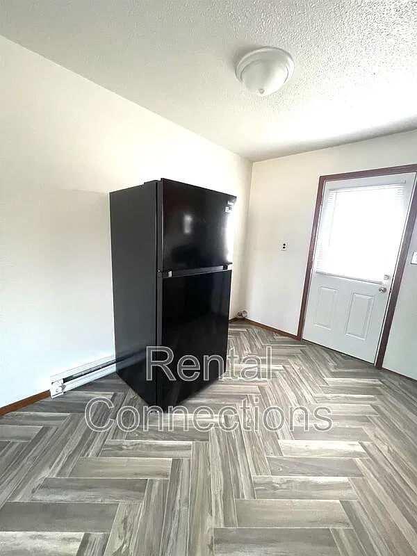 2 bed, 1.0 bath, $800 — Photo 3
