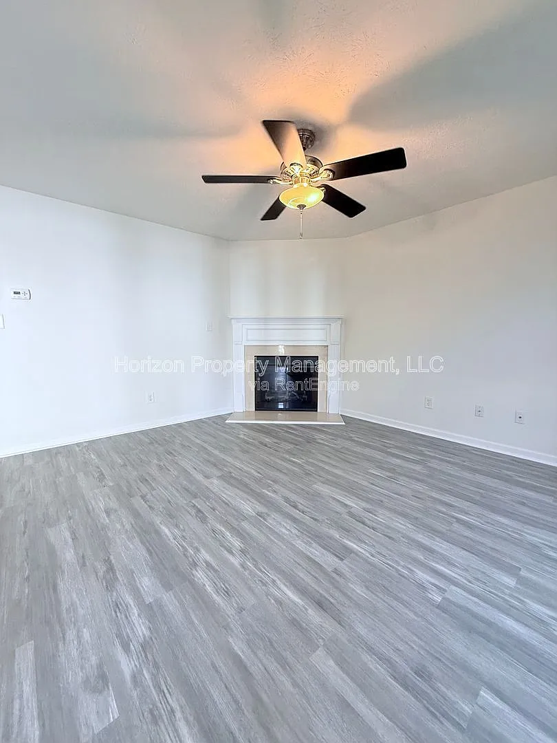 3 bed, 2.5 bath, 1336 sqft, $1,795 — Photo 3