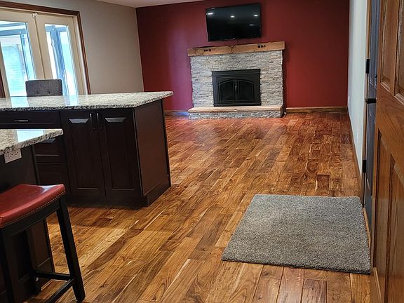Gas Fireplace (TV not included/TV bracket only)