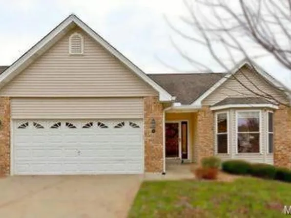 6 Country Bluff Ct, Saint Charles, MO 63301