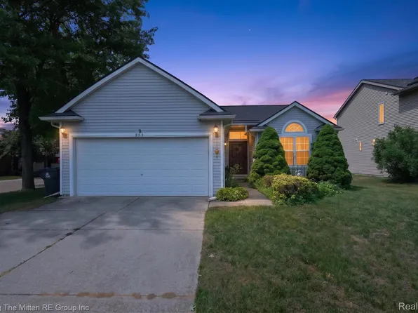 953 N Newburgh Rd, Westland, MI 48185