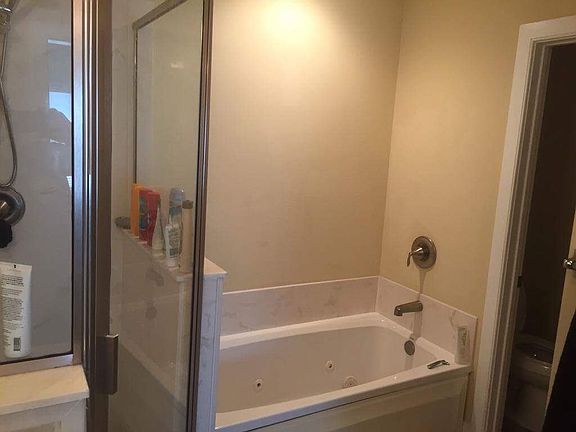 Master jetted soaker tub