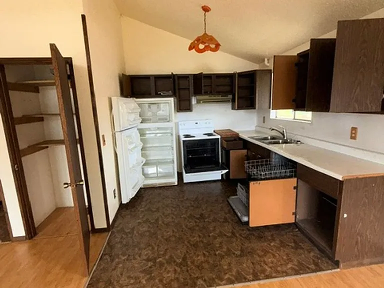 880 Pheasant Ct SW — Photo 3