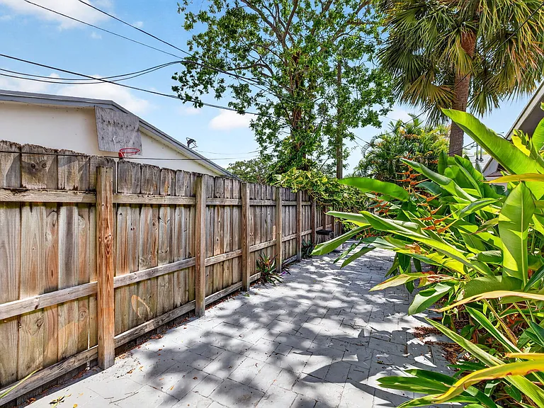 2500 SW 18th Ter #5 — Photo 14