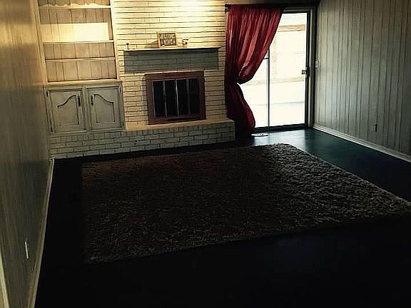 Large living w fireplace