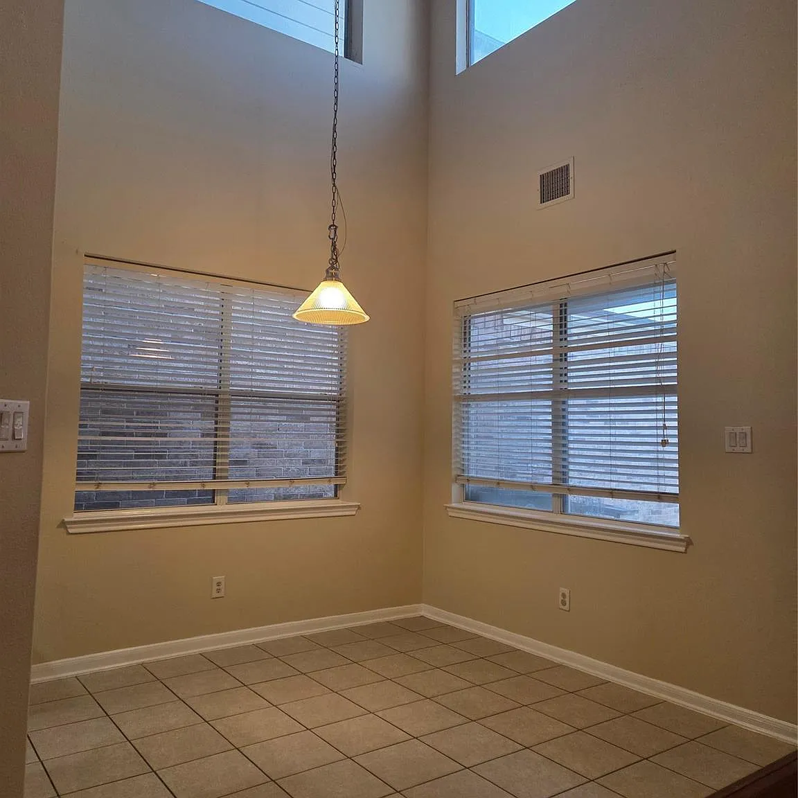 5 bed, 3.5 bath, 2572 sqft, $2,300 — Photo 4