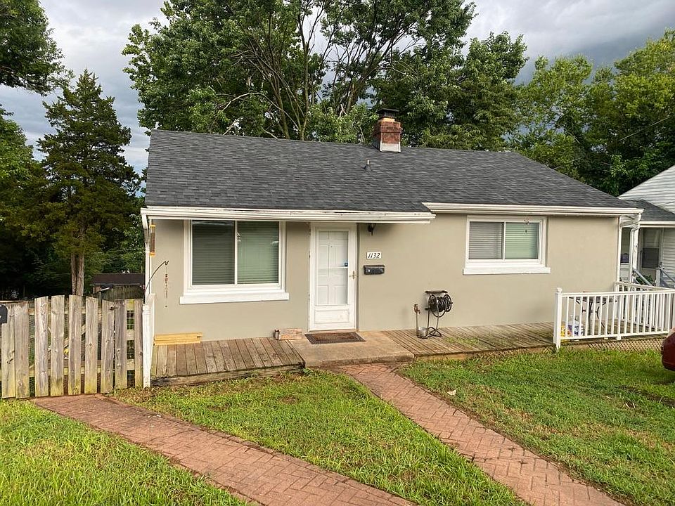 Freshly painted and a new siding !!