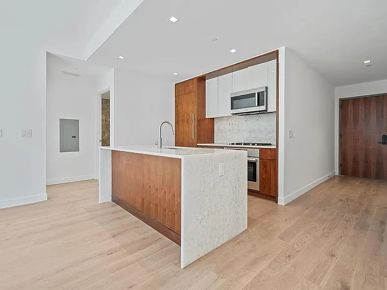 75 Park Ln S #811 — Photo 2