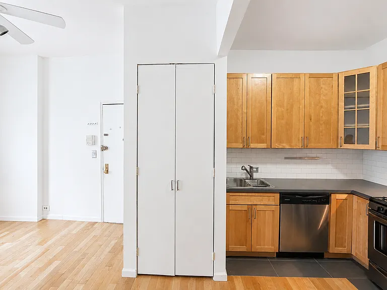 659 Washington St #1F — Photo 4