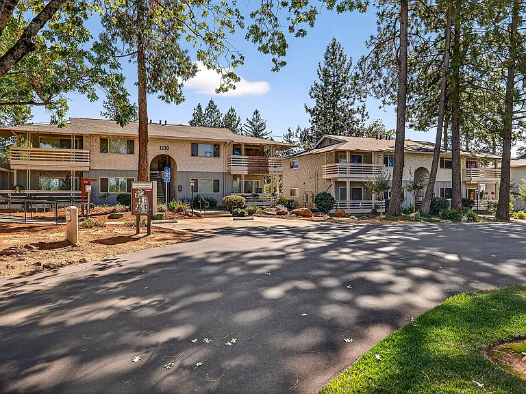 Villa Monterey Apartments — Photo 7