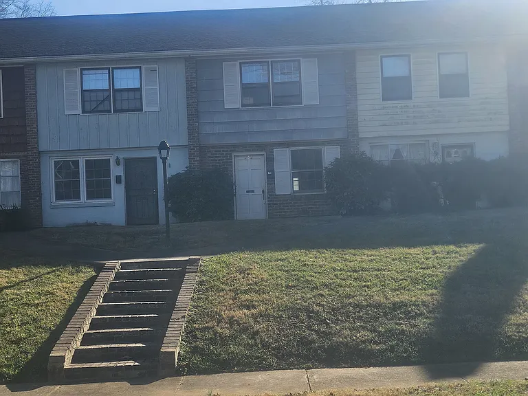 252 5th Ave NE — Photo 1