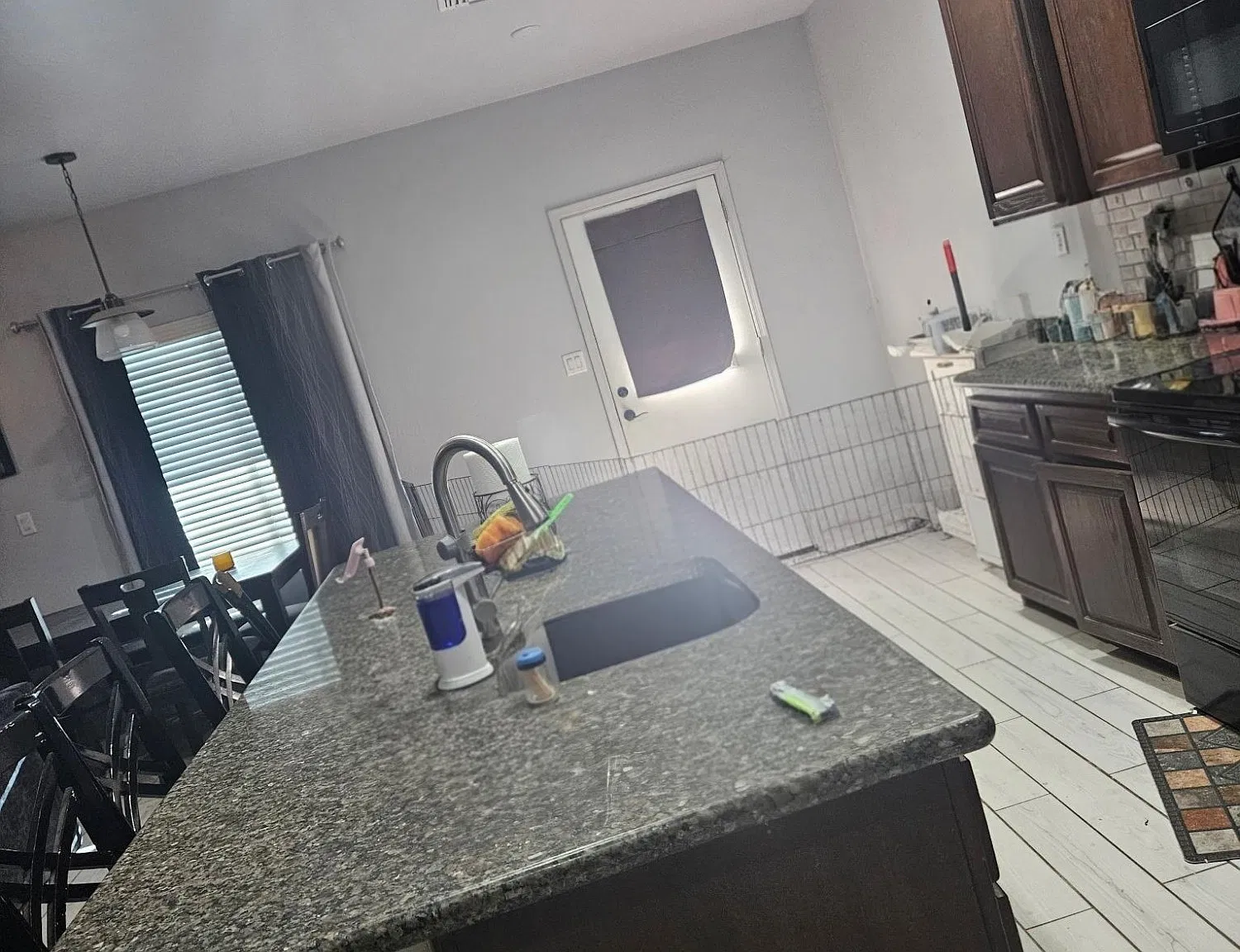 4 bed, 2.0 bath, 1963 sqft, $2,300 — Photo 4