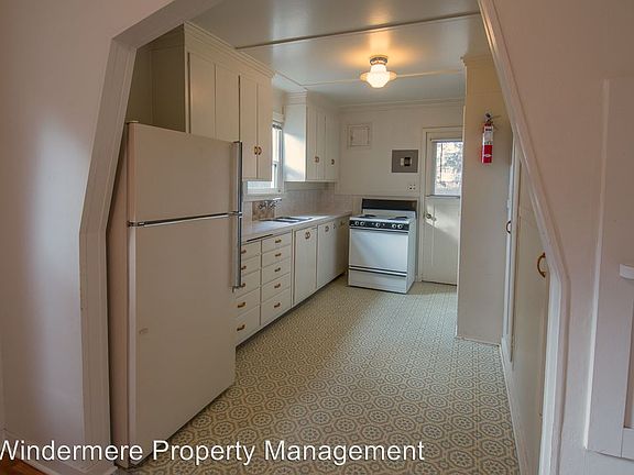 2nd image of 259 E Poplar St