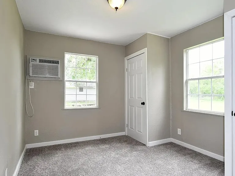 1708 E Hobson Ave — Photo 4