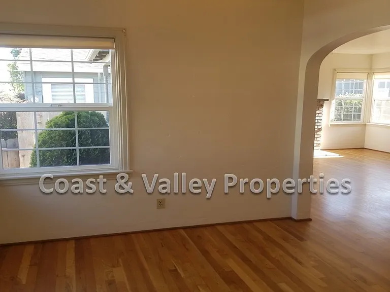 114 Lorimer St — Photo 4