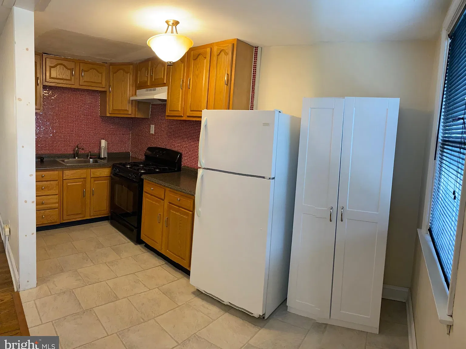 3 bed, 1.0 bath, 1152 sqft, $2,000 — Photo 3