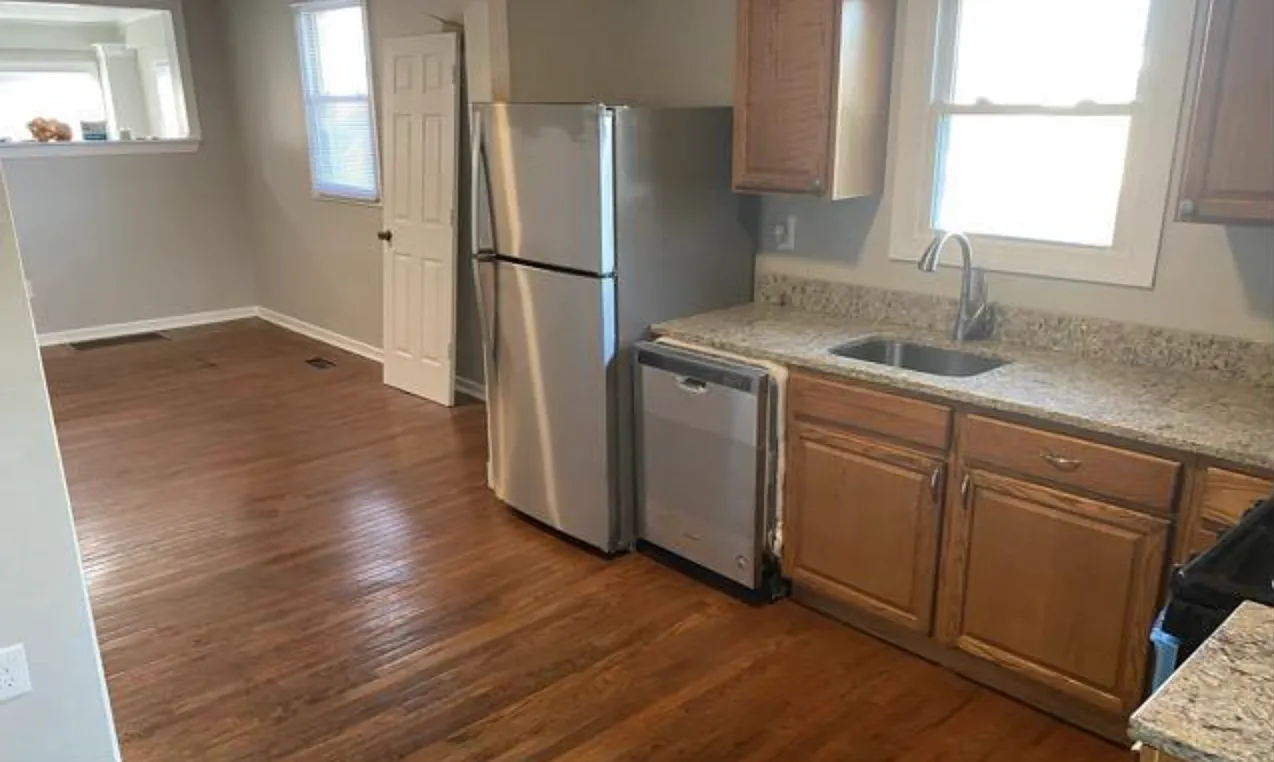 3 bed, 1.5 bath, 1220 sqft, $2,450 — Photo 2