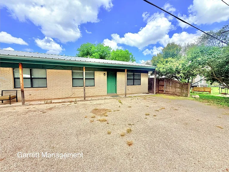 205 1/2 S Broad St — Photo 1