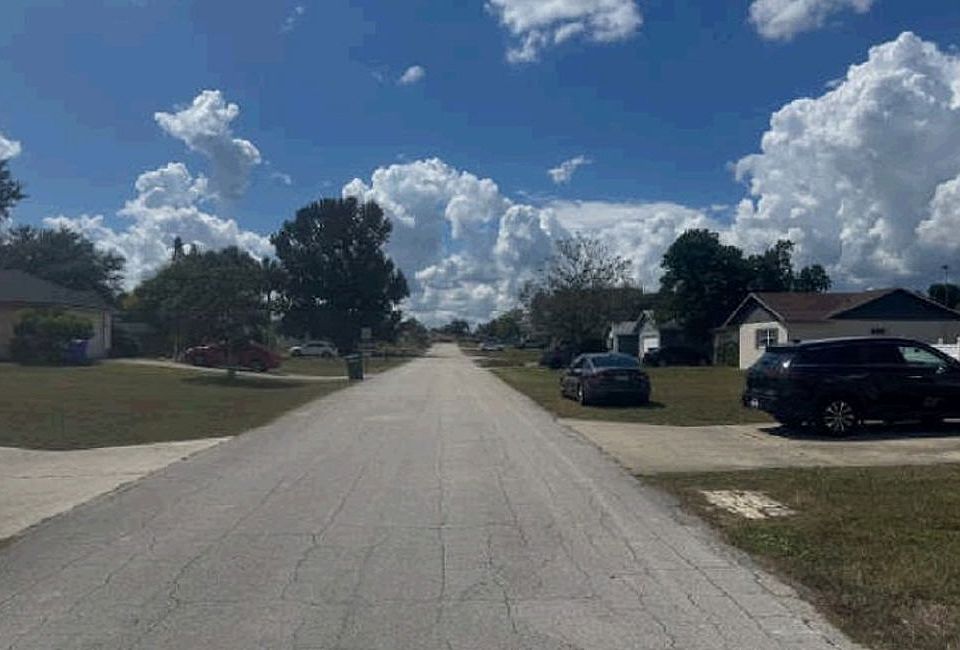 Exterior Neighborhood (street photo)