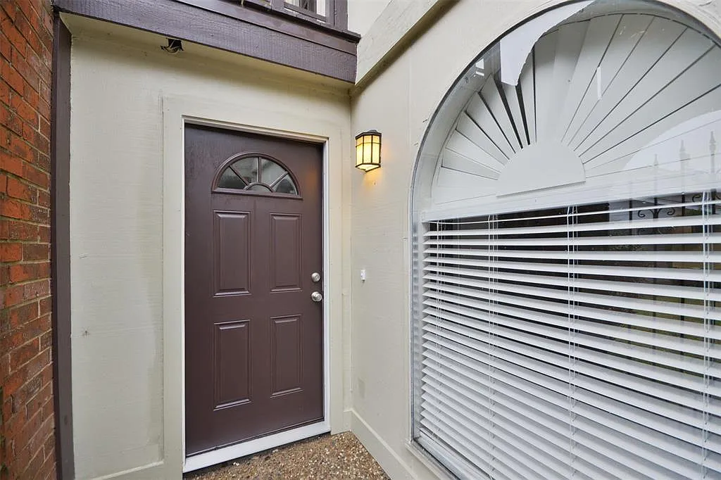 4 bed, 2.0 bath, 2182 sqft, $1,595 — Photo 3