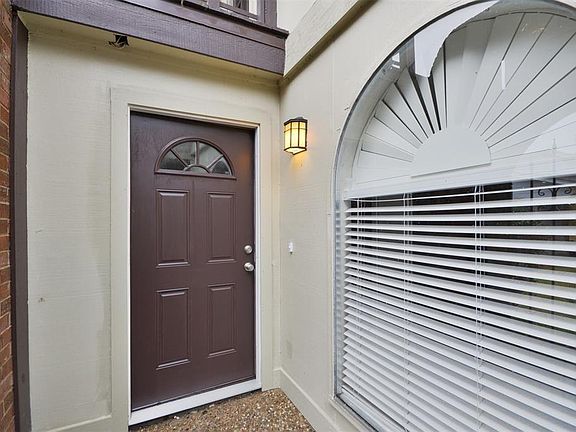 3rd image of 1326 Town Cir #1