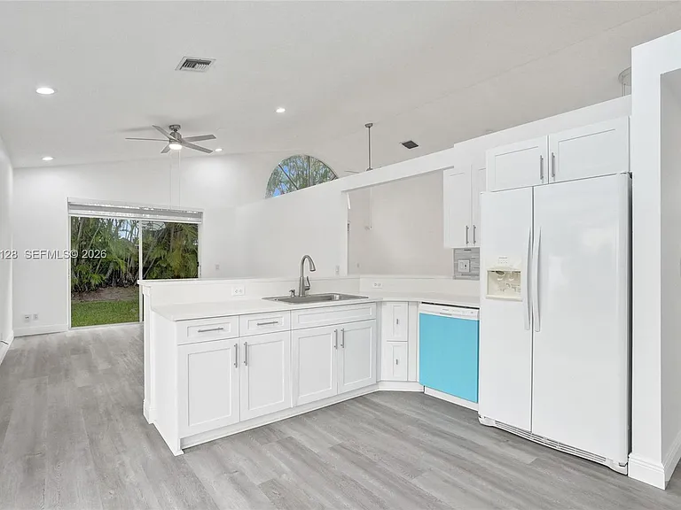6931 NW 34th St — Photo 10