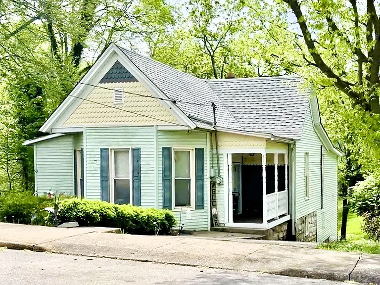 425 E Walnut St — Photo 13