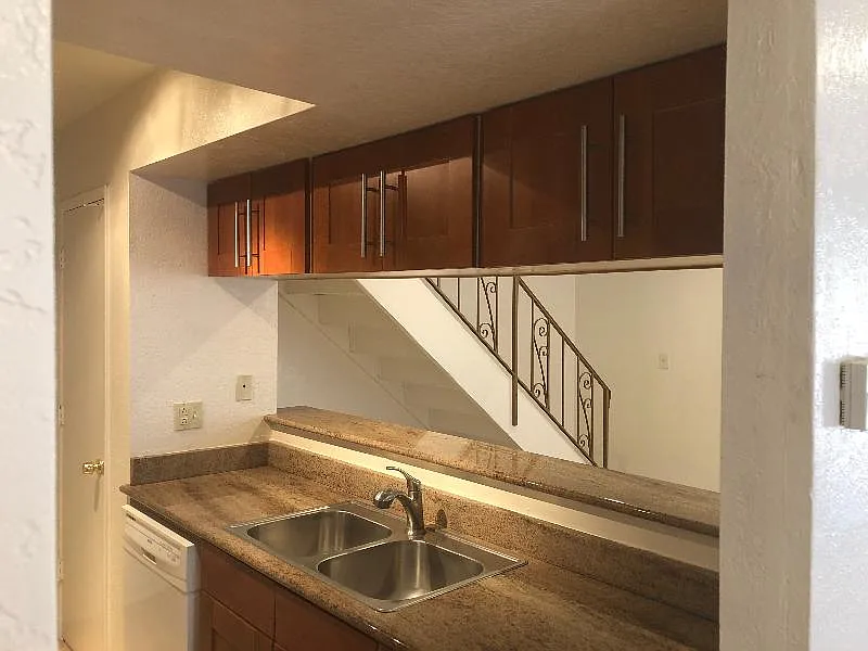 2 bed, 937 sqft, $1,350 — Photo 2