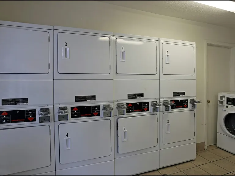 Twin Oaks Apartments — Photo 6