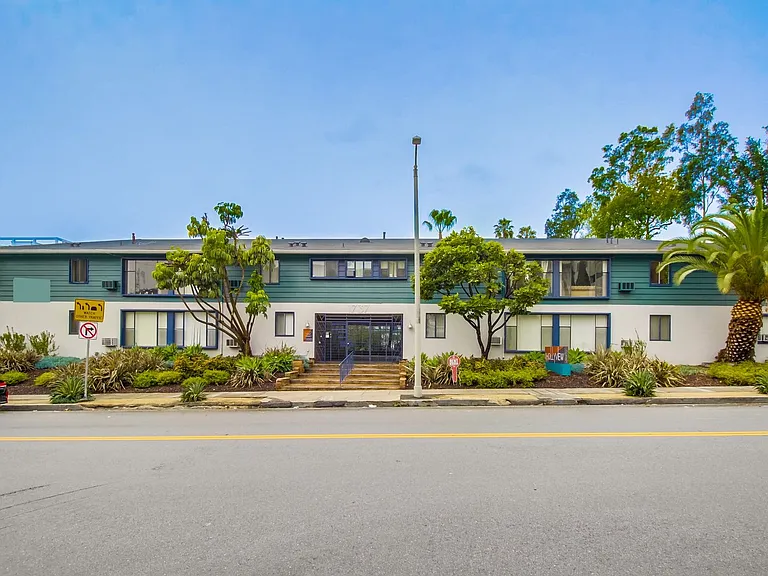 Hollyview Apartments — Photo 32