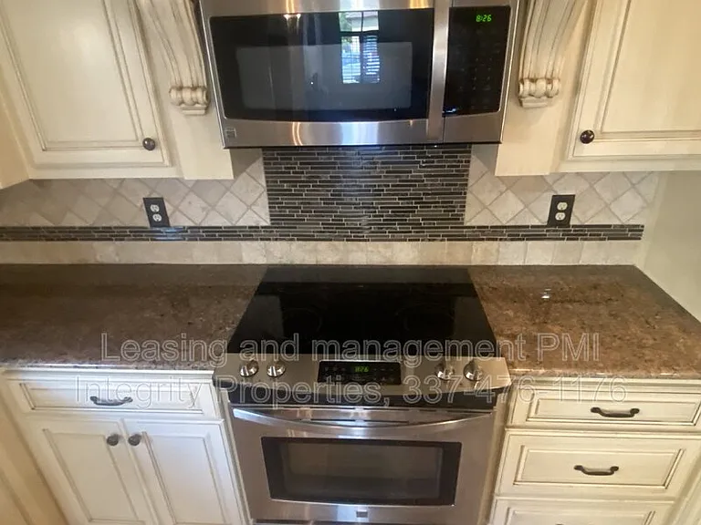 330 Dunvegan Ct — Photo 13