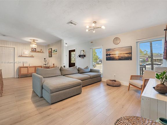 4th image of 17914 SW 89th Pl