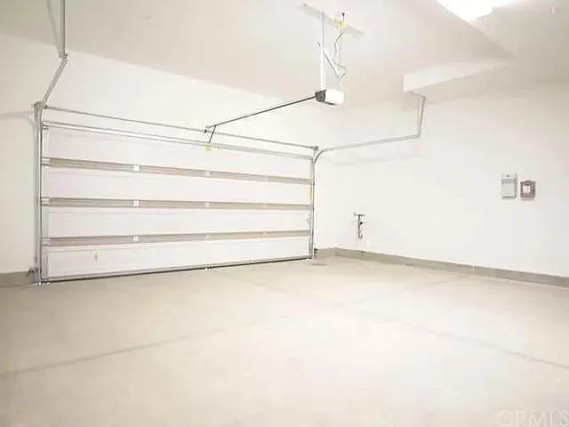 3 bed, 3.5 bath, 1900 sqft, $3,200 — Photo 3