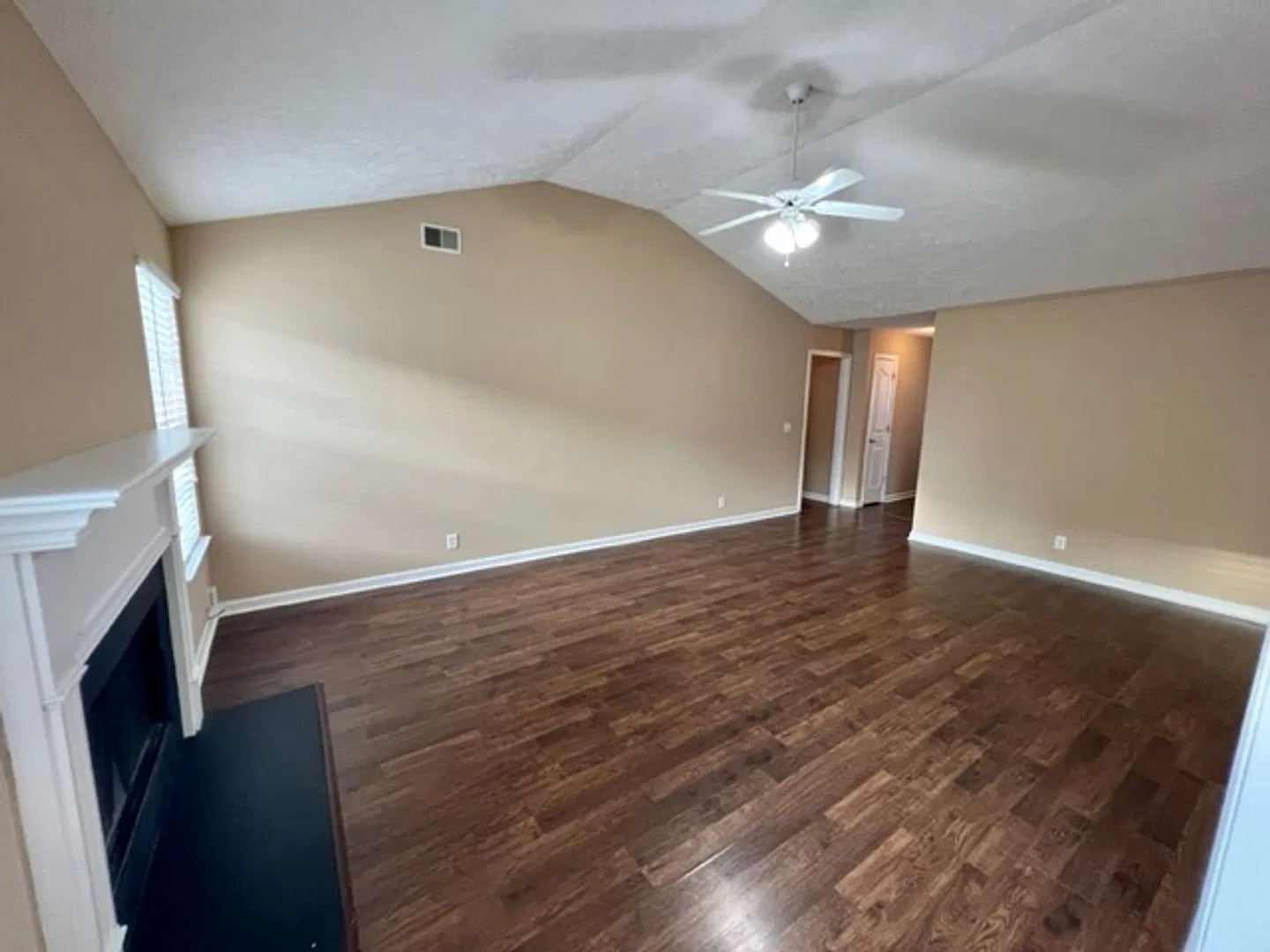 3BR 2BA Home with 2-Car Garage in Eastwoods, Near MTSU — Photo 4