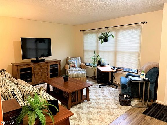 4th image of 44 Burlington Ct #1704