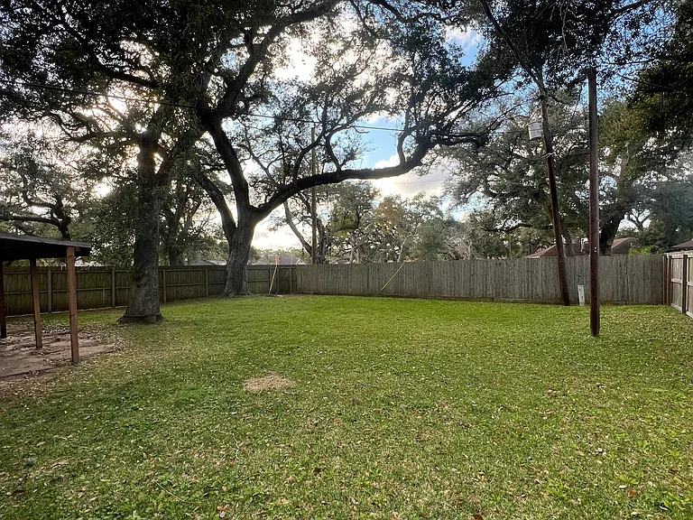 301 Forest Oaks Ln — Photo 4