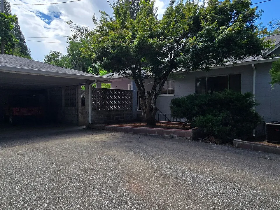 435 1/2 Zion St