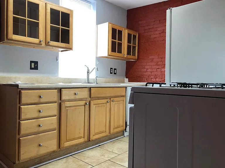 3242 Barclay St — Photo 7